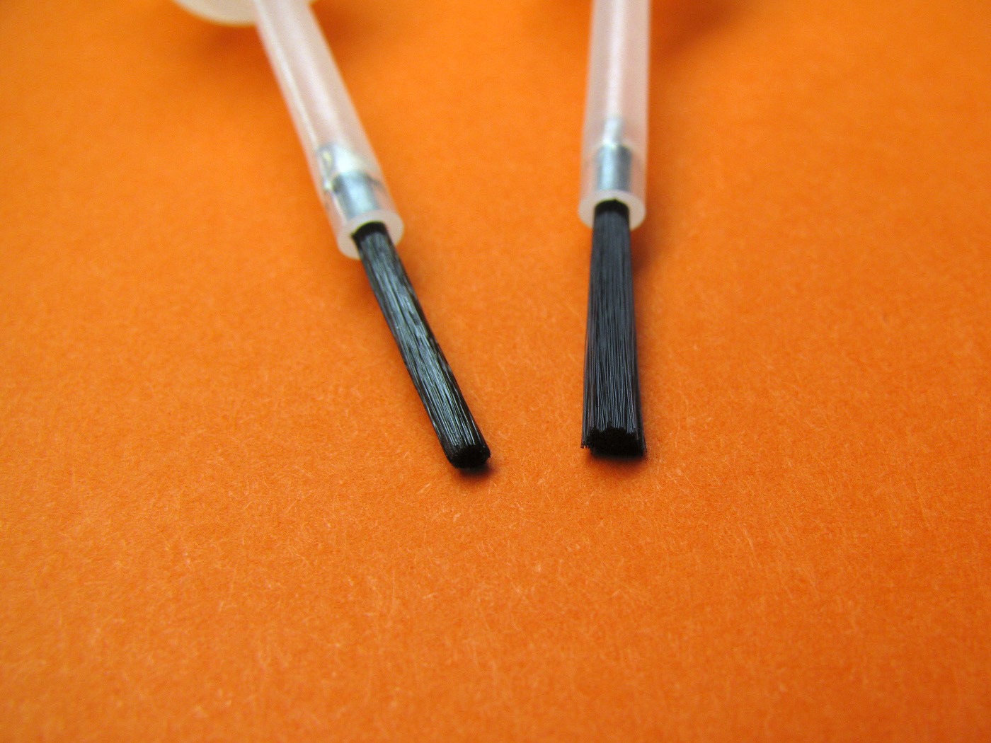 dipped and not dipped into lacquer For protection during transport and storage we advise brushes dipped into lacquer. The glued hairs do not bend as fast as not dipped brushes in bulk packaging. The lacquer dissolves after putting the brush into a standard nail polish lacquer.